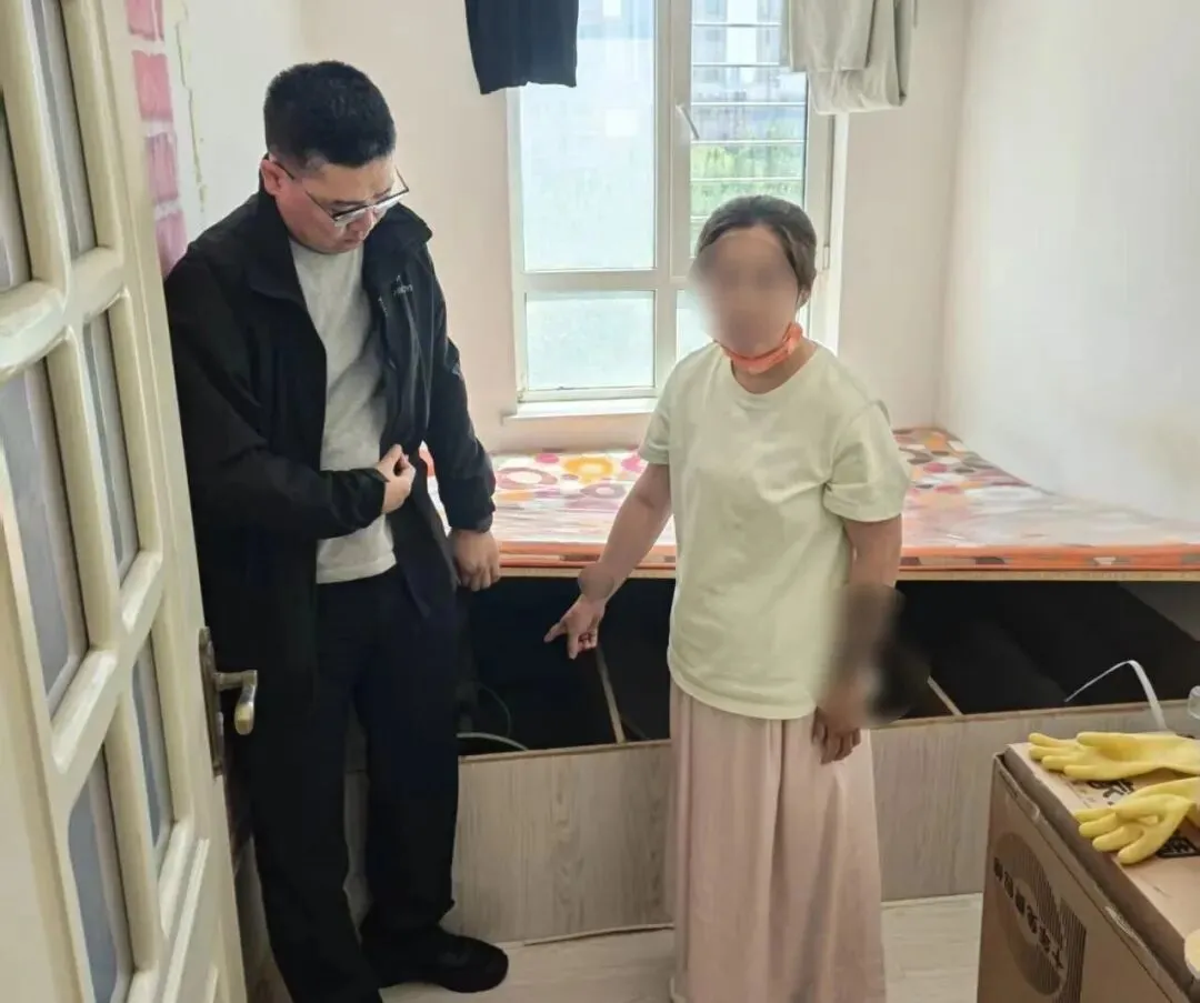 保洁把偷来的黄金熔成“金坨”，带着家人连夜逃跑